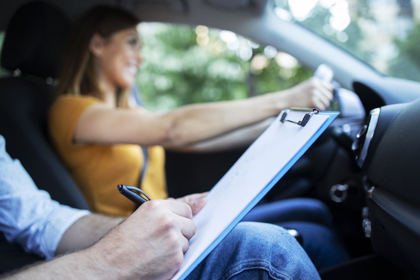 Devenir formateur auto-école : les compétences indispensables pour former les conducteurs de demain