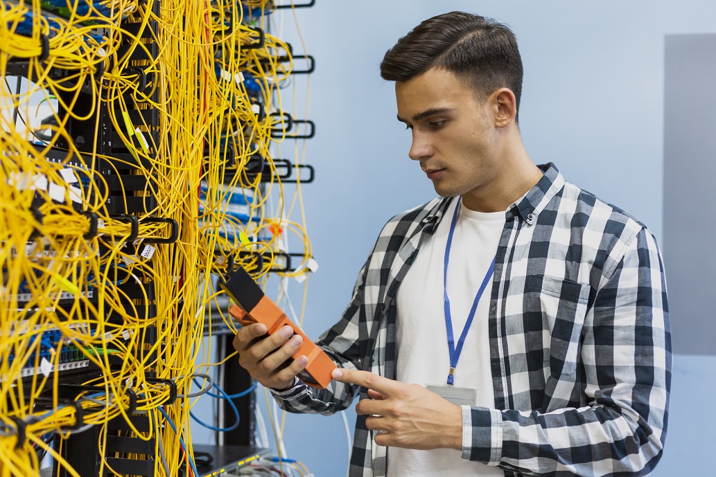 Fibre optique : Les débouchés professionnels et les perspectives de carrière pour les techniciens FTTH en 2023