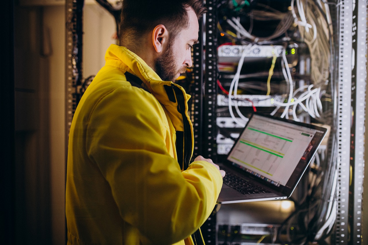 Technicien en Fibre Optique : Une voie prometteuse dans l’ère de la connectivité